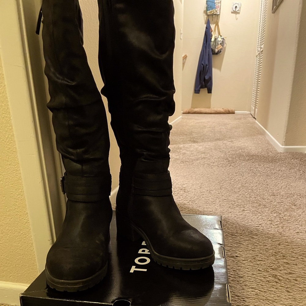 Black knee boots
